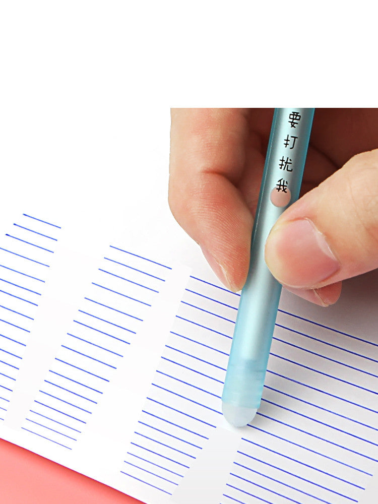 Les élèves de l'école primaire utilisent un stylo gel effaçable pour frotter l'Eraser Magique Sassafras facile