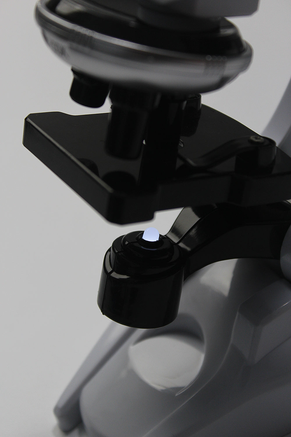 Bored pour observer le Microscope Mondial
