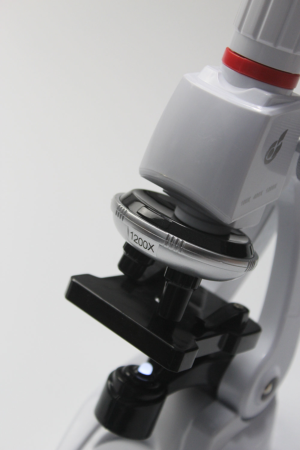 Bored pour observer le Microscope Mondial