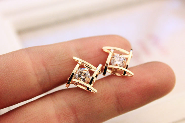 Boucles d'oreilles en zircon carré Boucles d'oreilles en cuivre creux Tic-Tac-Toe