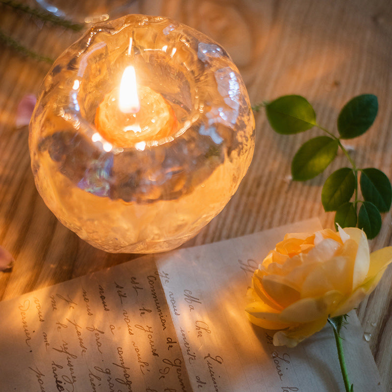Coupe de lumière de bougie romantique en verre sur table