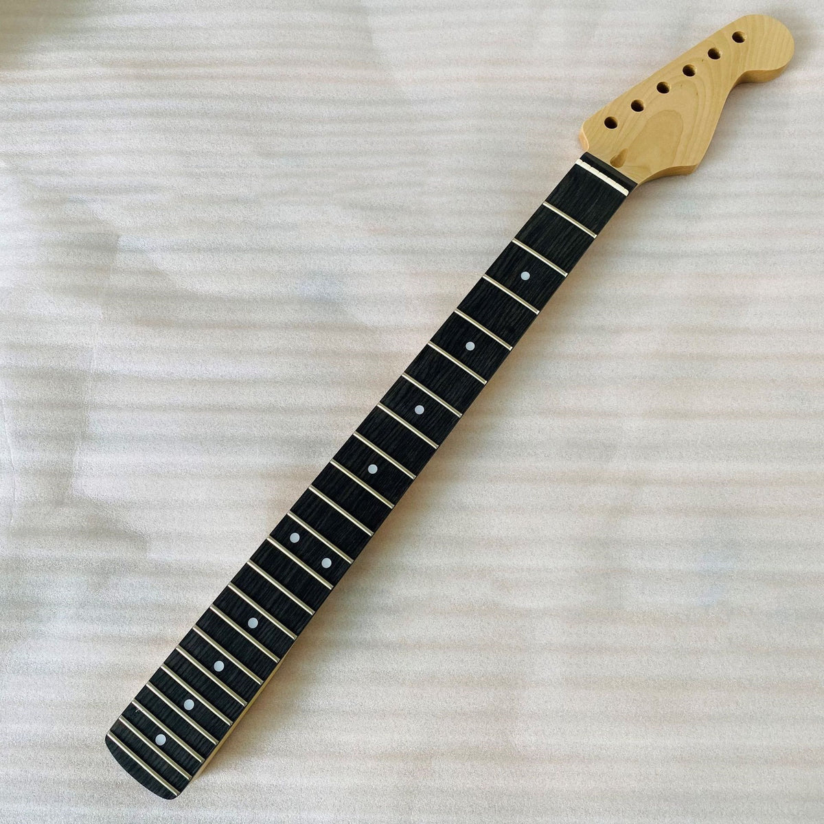 Collier STFanta Matériau de la guitare électrique 22 Fret érable finition bois Grip Wood Guitar Ac