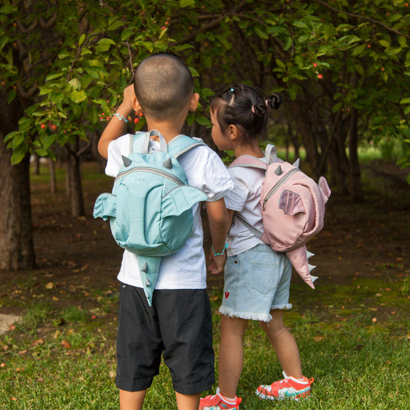 Les petits sacs de sport empêchent les enfants de marcher et de perdre des sacs