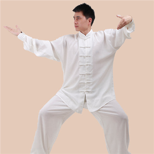 Les hommes en coton et en lin effectuent des exercices du matin au printemps
