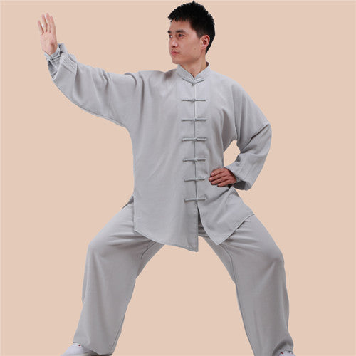 Les hommes en coton et en lin effectuent des exercices du matin au printemps