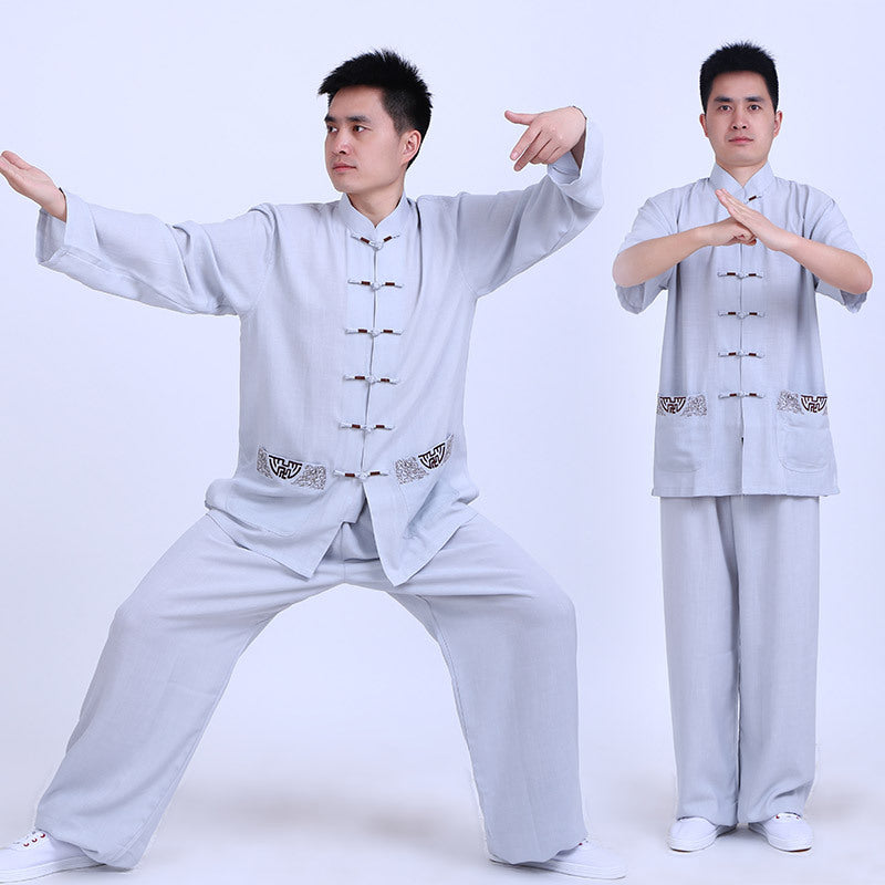 Les hommes en coton et en lin effectuent des exercices du matin au printemps