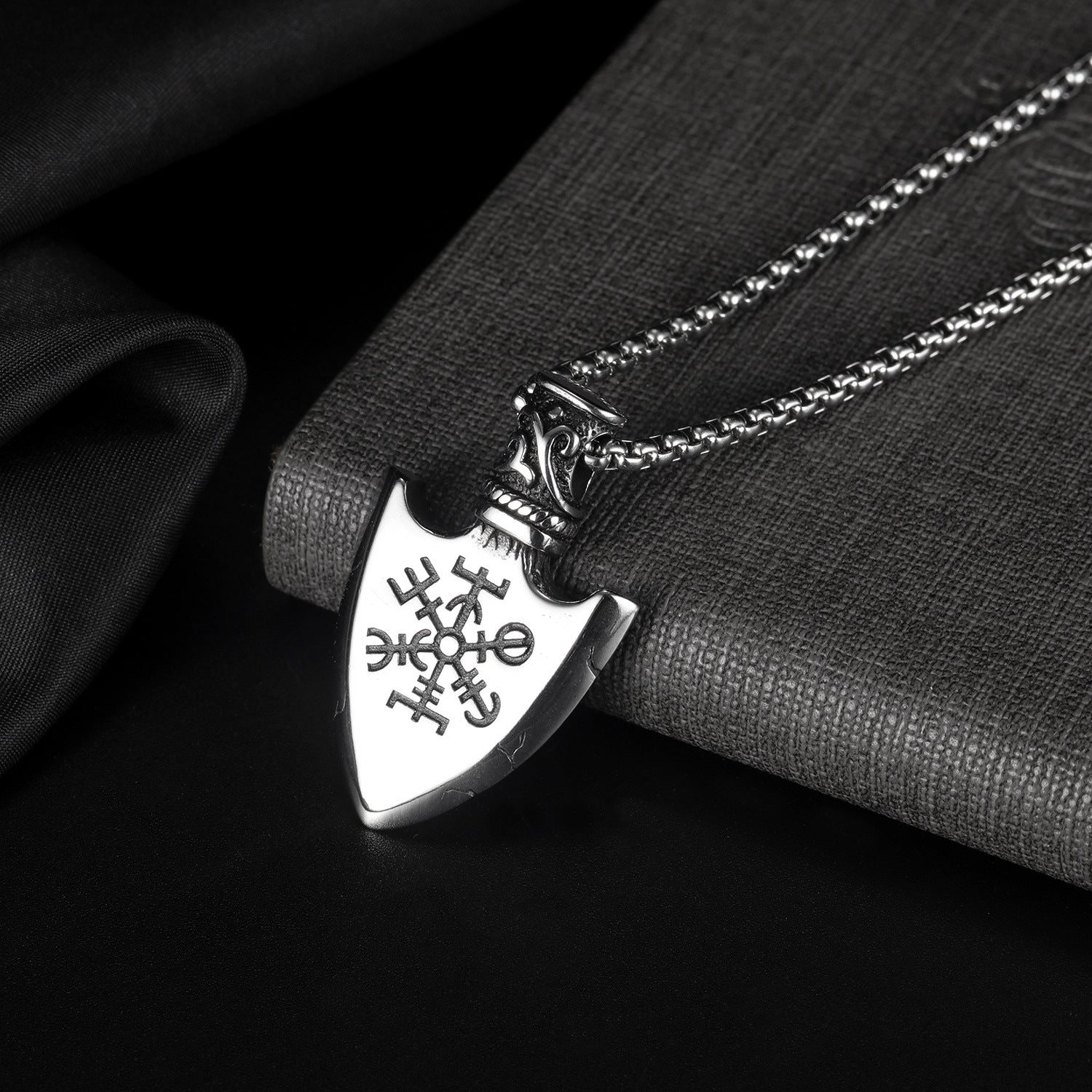 Pendentif européen et américain en acier inoxydable rétro pour hommes