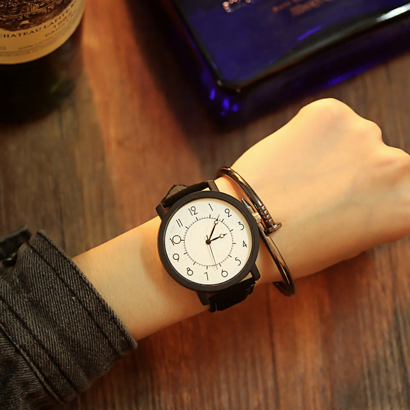 Cool mâle et femelle couple étudiant regarder une paire de montres Quartz