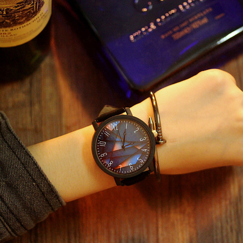 Cool mâle et femelle couple étudiant regarder une paire de montres Quartz