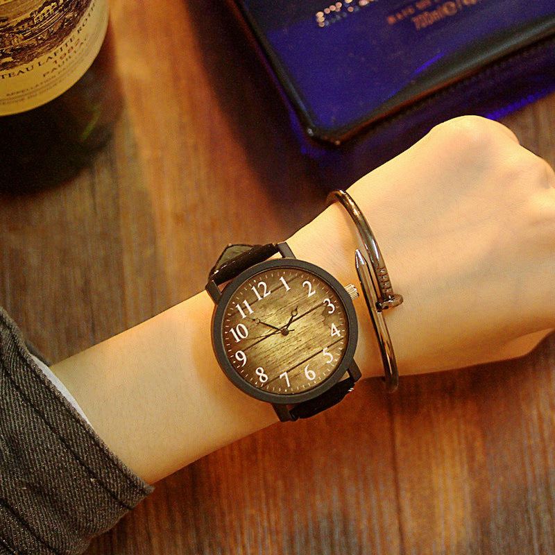 Cool mâle et femelle couple étudiant regarder une paire de montres Quartz