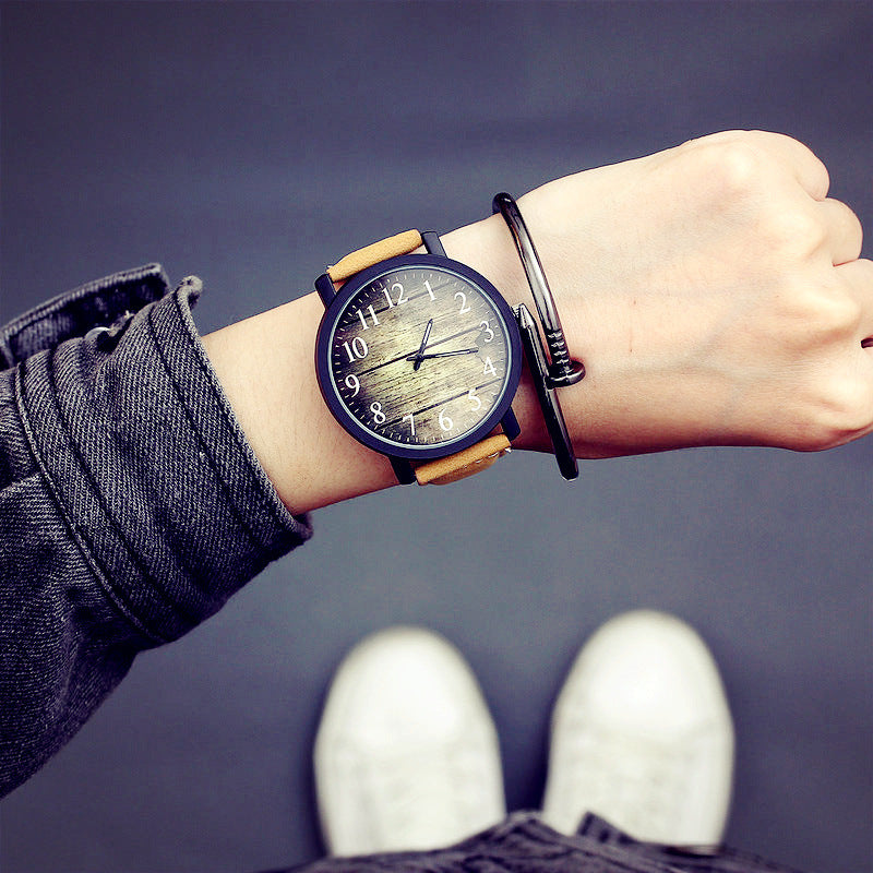 Cool mâle et femelle couple étudiant regarder une paire de montres Quartz