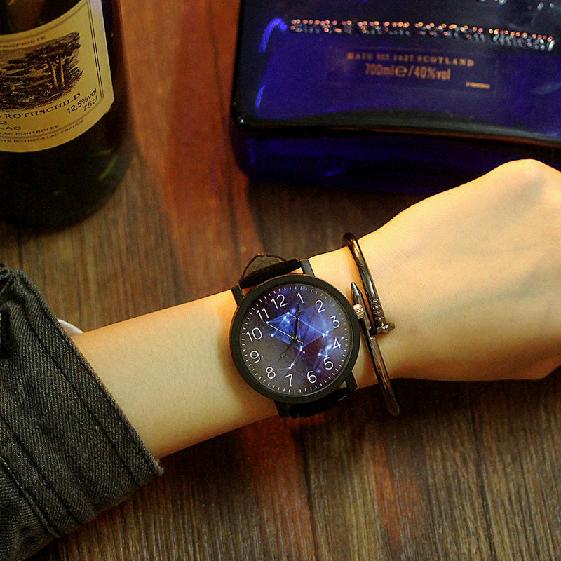 Cool mâle et femelle couple étudiant regarder une paire de montres Quartz