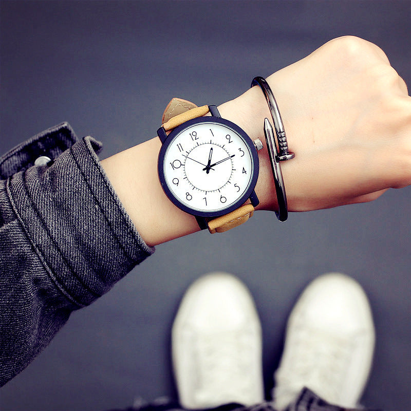 Cool mâle et femelle couple étudiant regarder une paire de montres Quartz