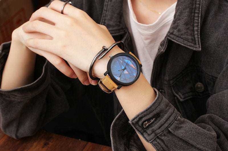 Cool mâle et femelle couple étudiant regarder une paire de montres Quartz