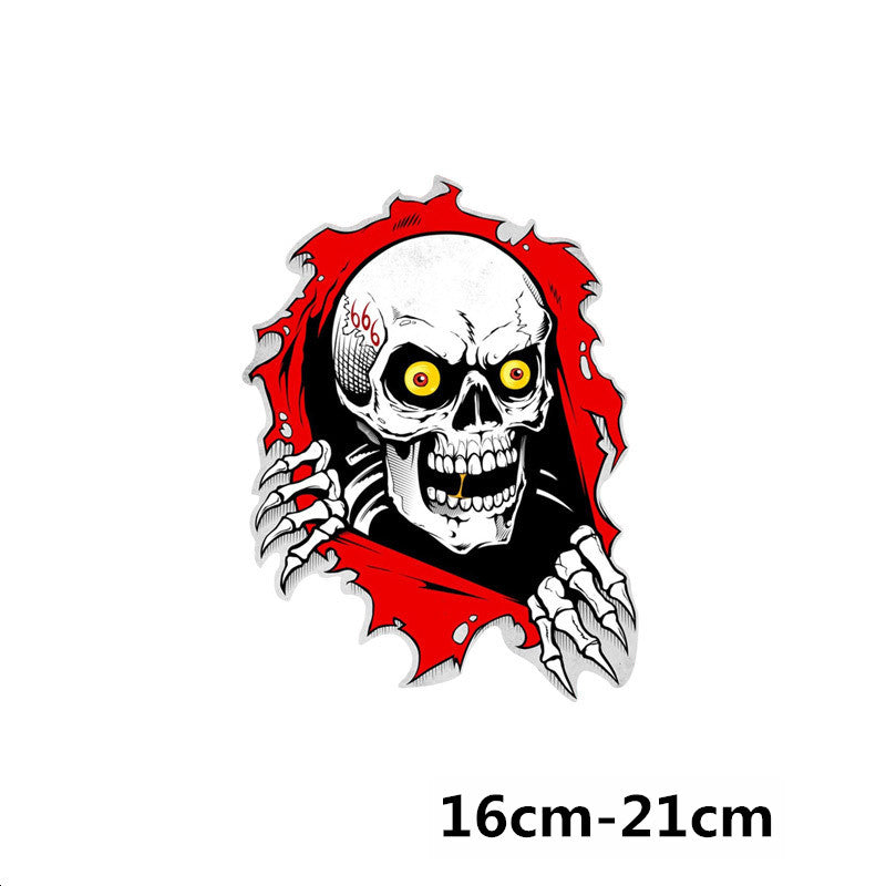 Sticker Tete De Mort Triant Dun Trou 13x17cm