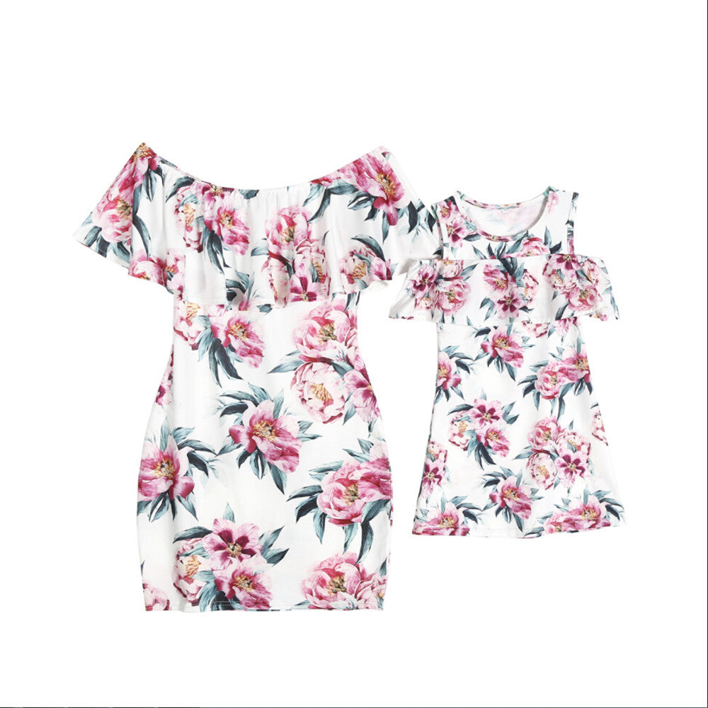 Robe à volant imprimé d'une taille Port de parent-enfant