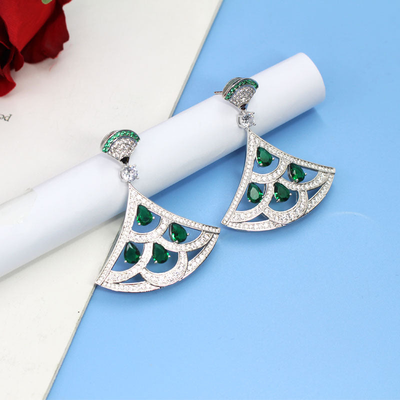 Boucles d'oreilles en forme d'éventail avec diamants plaqués or