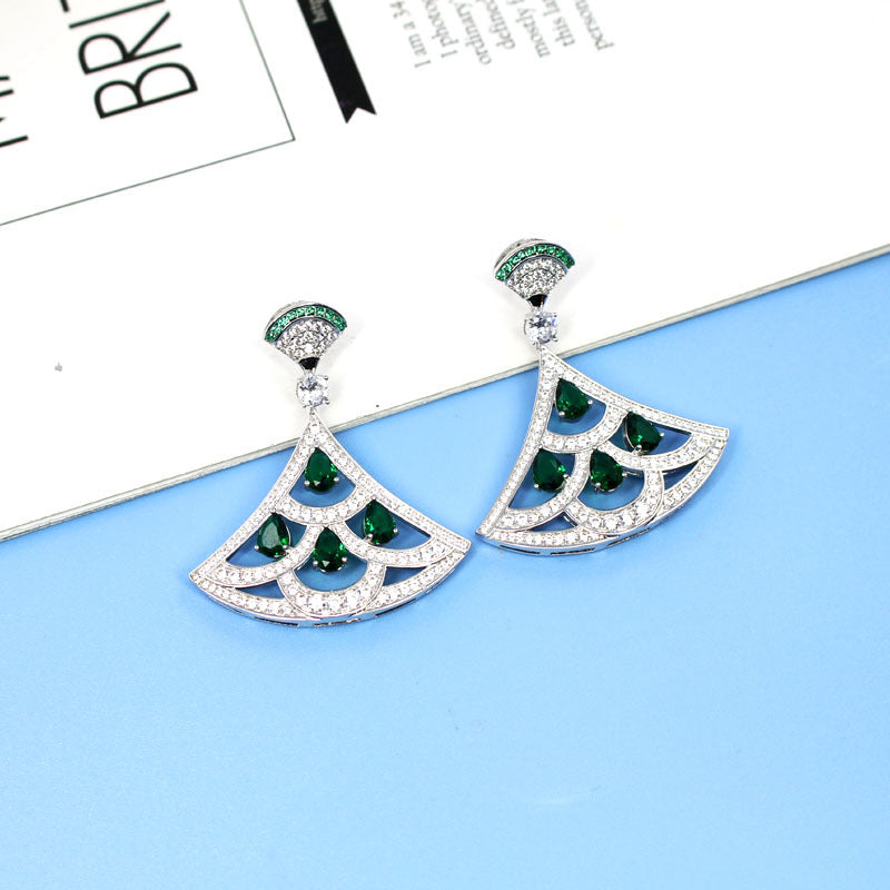 Boucles d'oreilles en forme d'éventail avec diamants plaqués or