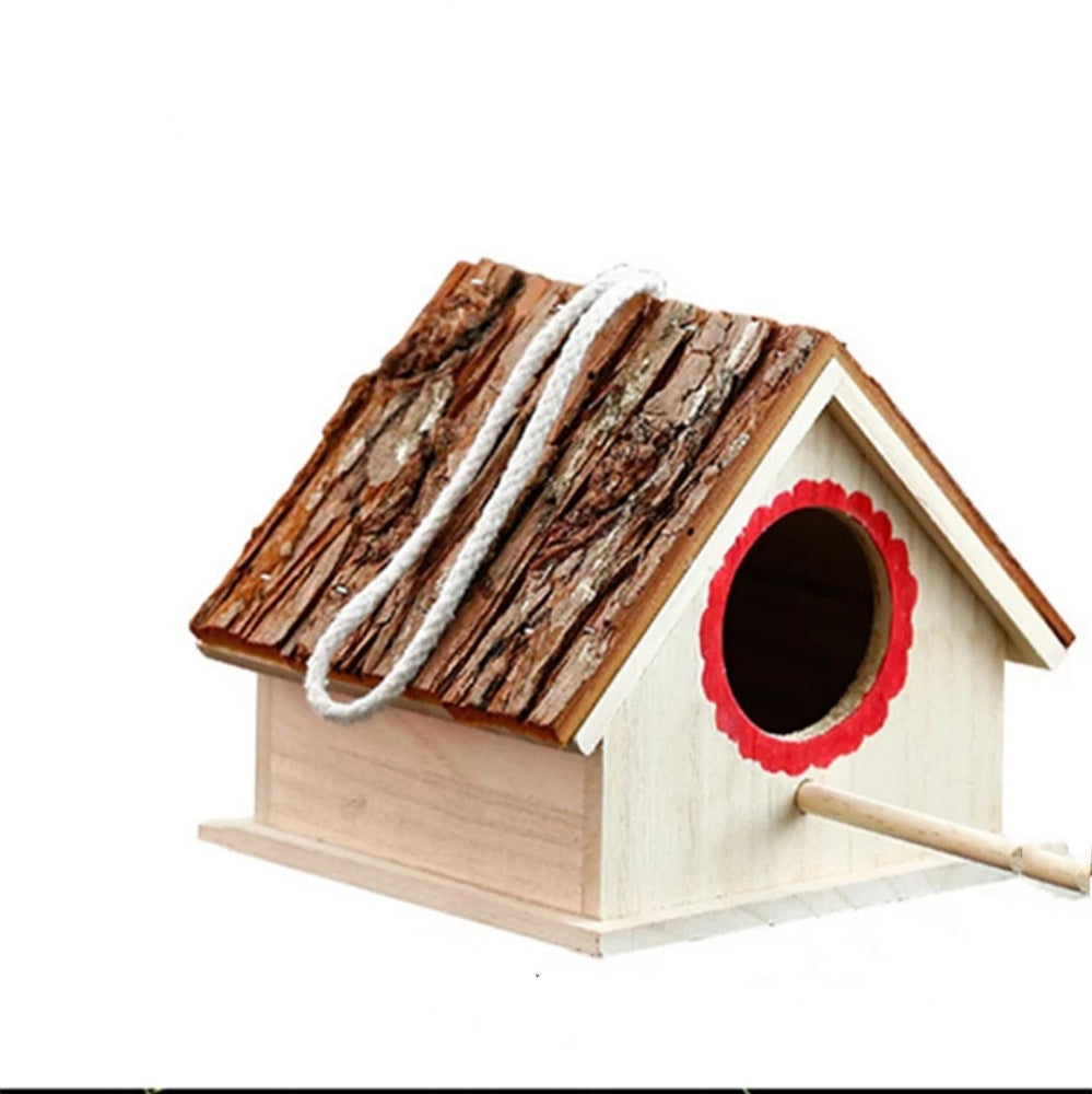 Boite de reproduction du perroquet à l'extérieur de la maison d'oiseaux