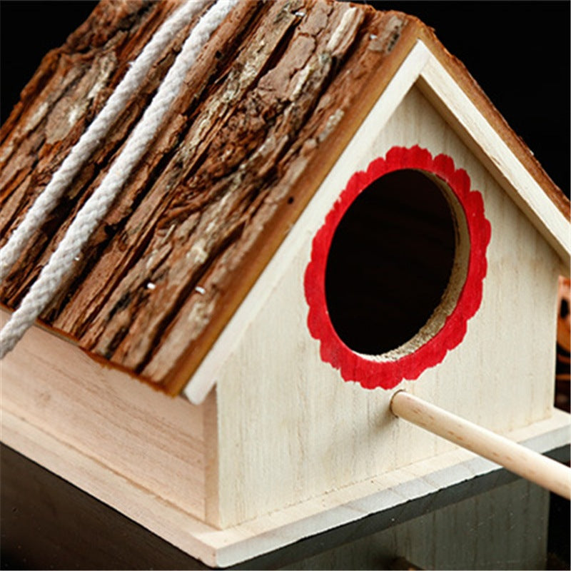 Boite de reproduction du perroquet à l'extérieur de la maison d'oiseaux