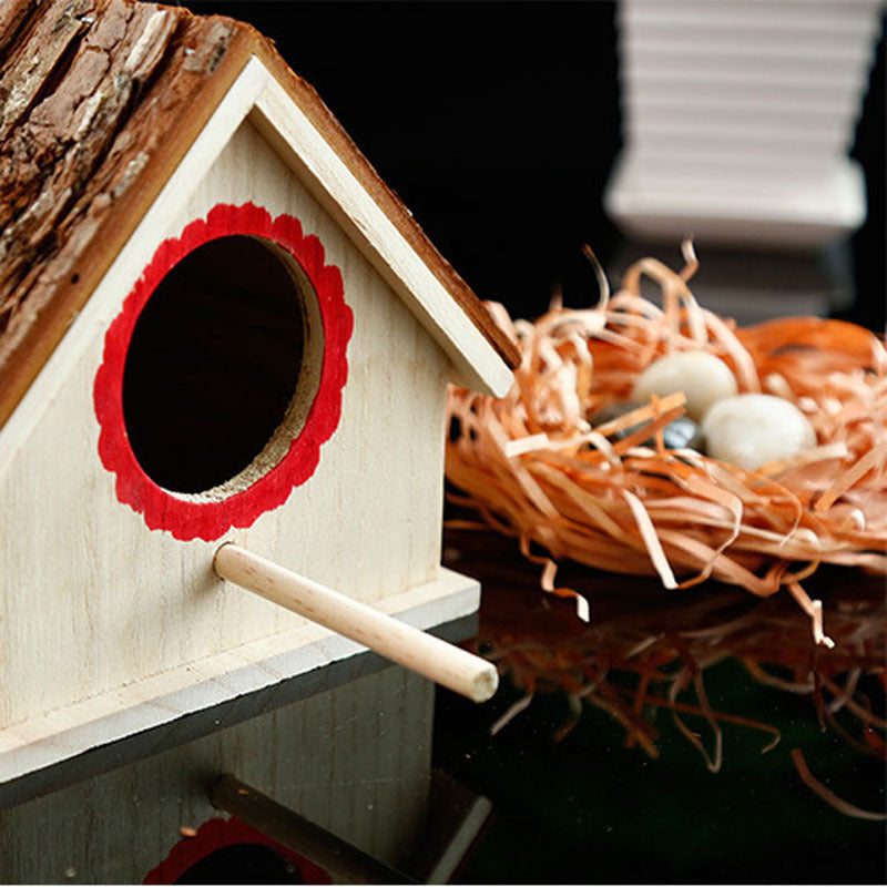 Boite de reproduction du perroquet à l'extérieur de la maison d'oiseaux