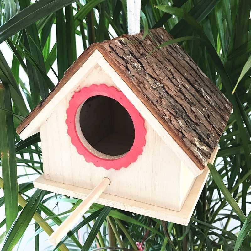 Boite de reproduction du perroquet à l'extérieur de la maison d'oiseaux