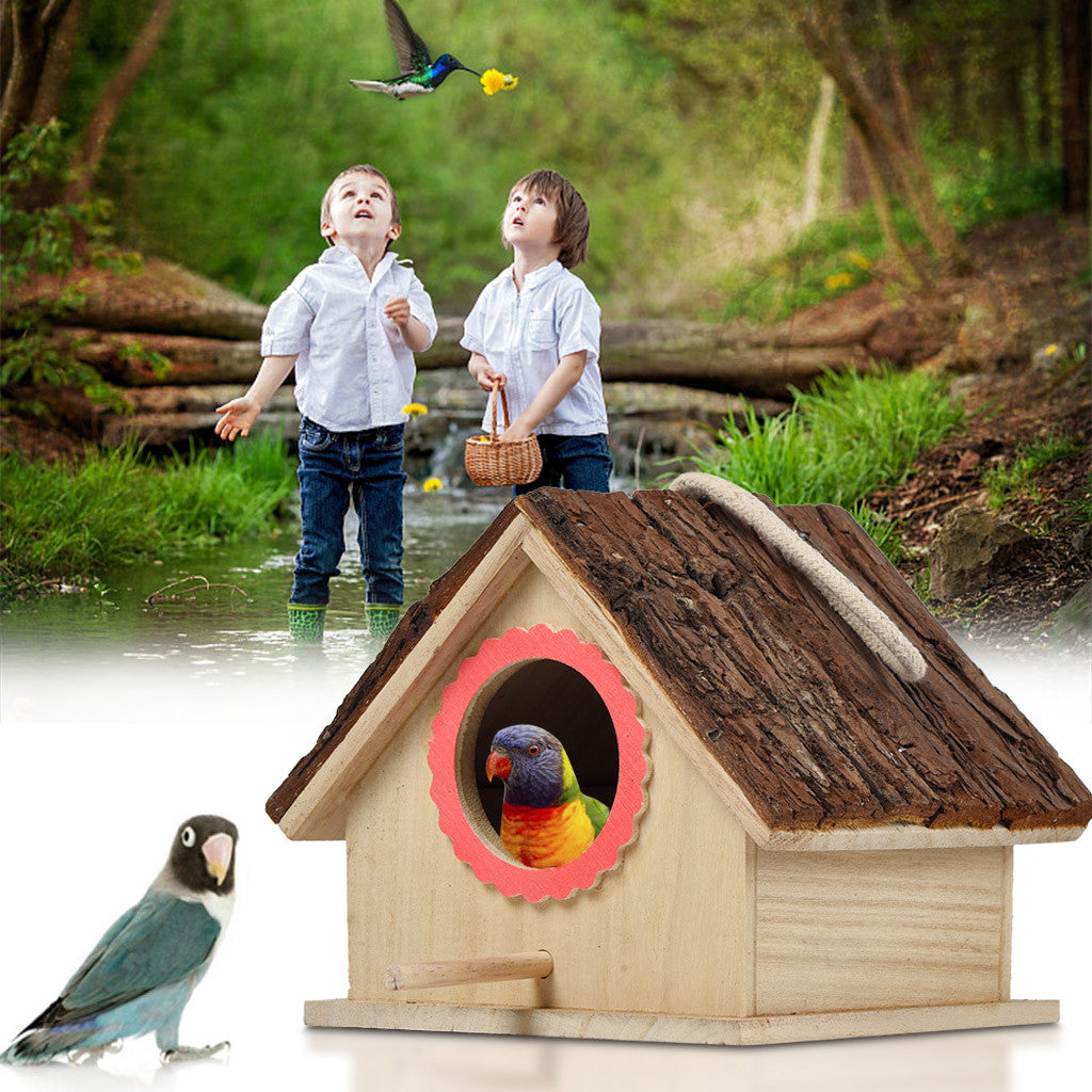 Boite de reproduction du perroquet à l'extérieur de la maison d'oiseaux