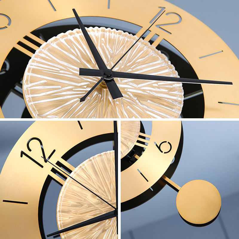 Horloge murale en métal avec élégant pendule