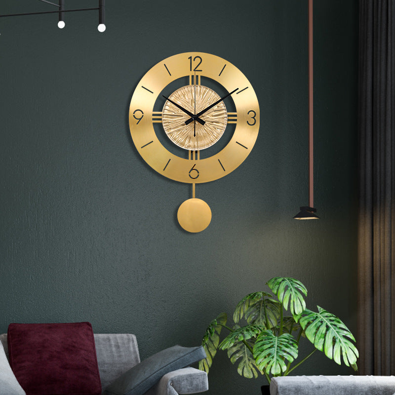 Horloge murale en métal avec élégant pendule