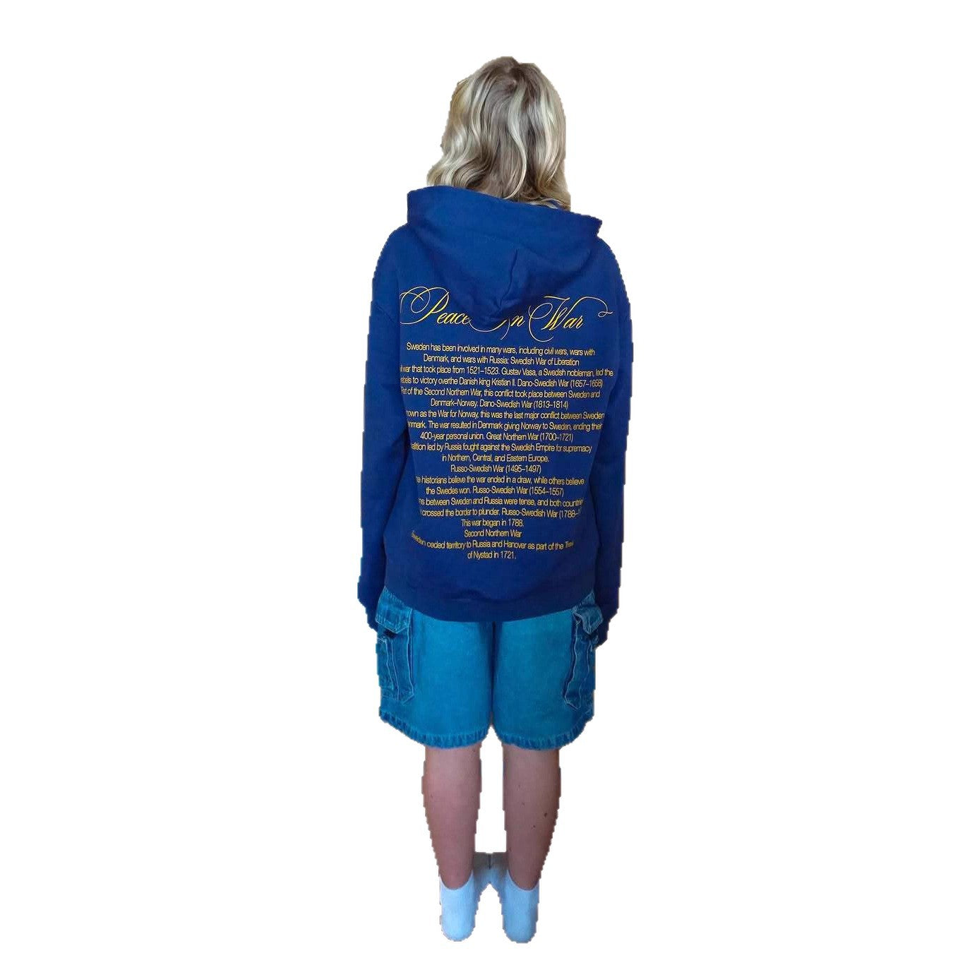 Chenille à capuche bleue en plis