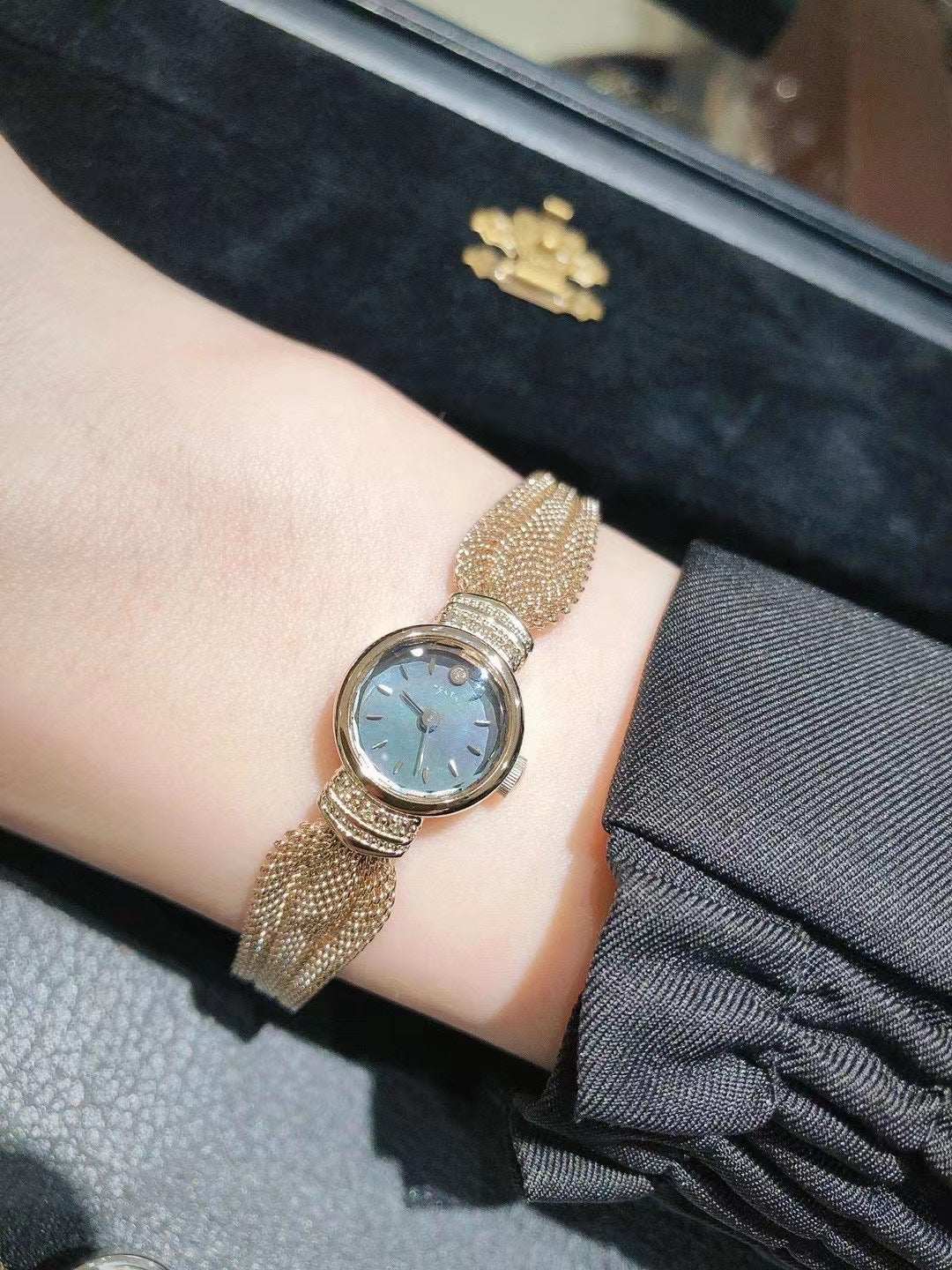 Vieille montre carrée pour les femmes Un design Dainty Mini Square avec un motif de blé