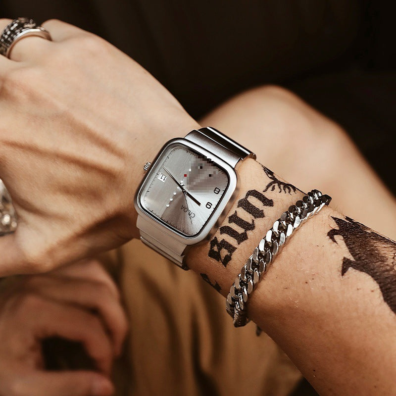 Montre de style mécanique et design adapté aux étudiants Détails du trou conceptuel pour les hommes