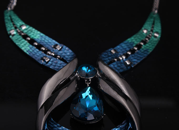 Collier court en cristal gemme