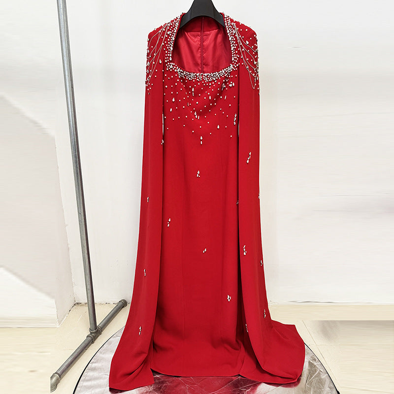 Manches de châle perlé et robe longue