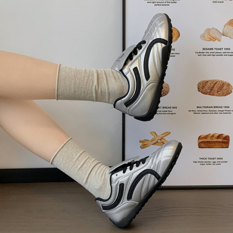Femmes Retro Soccer Style Sneakers Plier sur la langue Lune cousu pointillé supérieur Contraste St