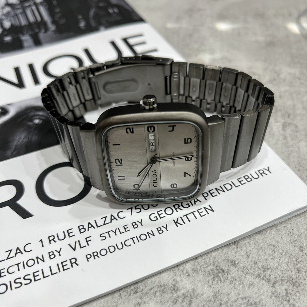 Montre de style mécanique et design adapté aux étudiants Détails du trou conceptuel pour les hommes
