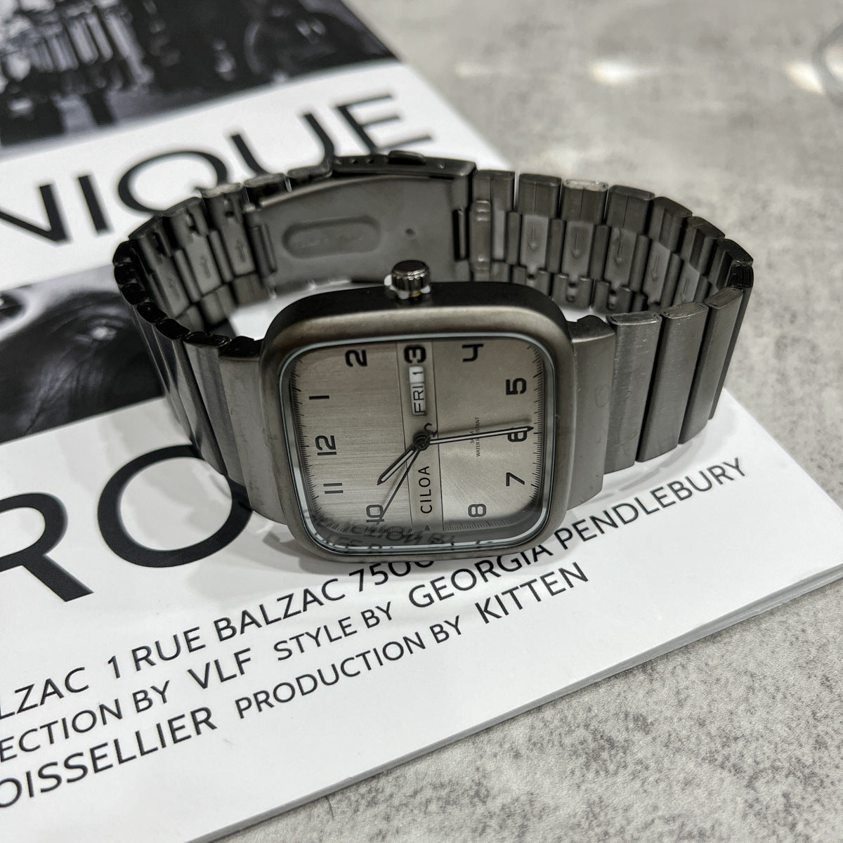 Montre de style mécanique et design adapté aux étudiants Détails du trou conceptuel pour les hommes