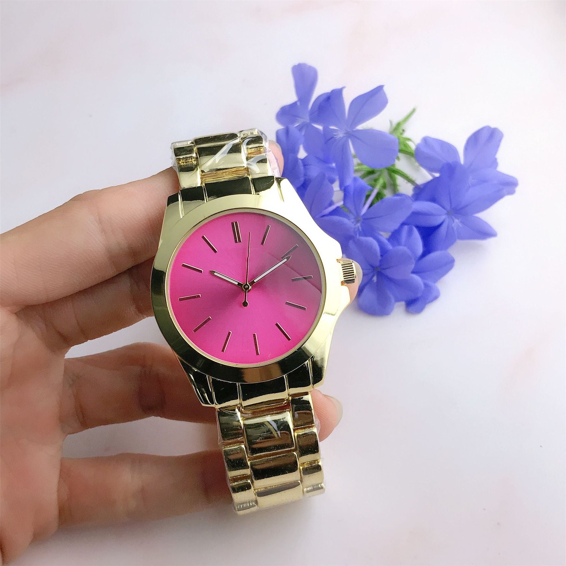 Elégance décontractée et créativité Quartz Wrist Watch Homme et femme Style de matching coréen Si