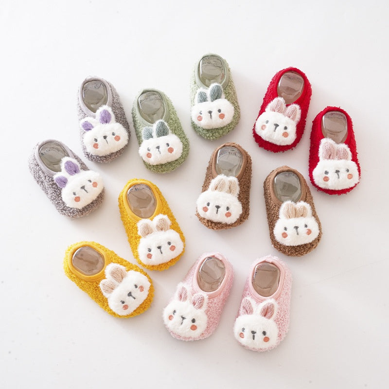 Le lapin mignon automne et les chaussettes de chambre d'hiver