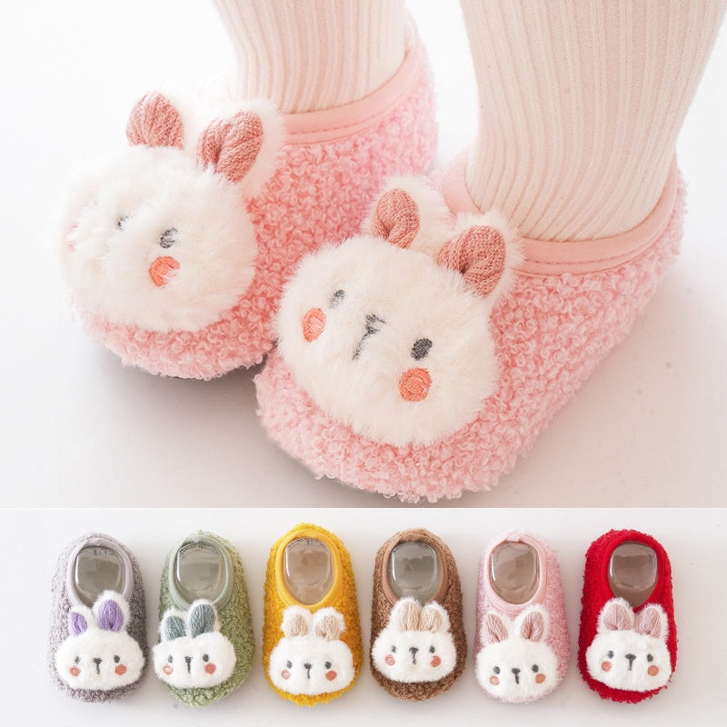 Le lapin mignon automne et les chaussettes de chambre d'hiver