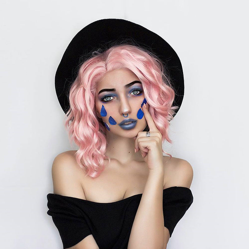 Cheveux bouclés roses