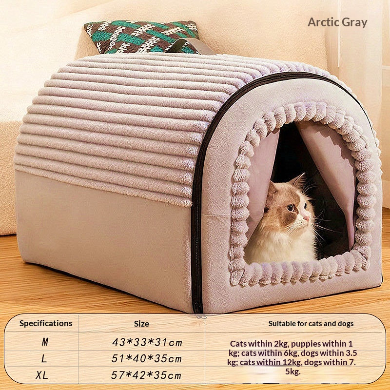 Maison de chat isolée en hiver