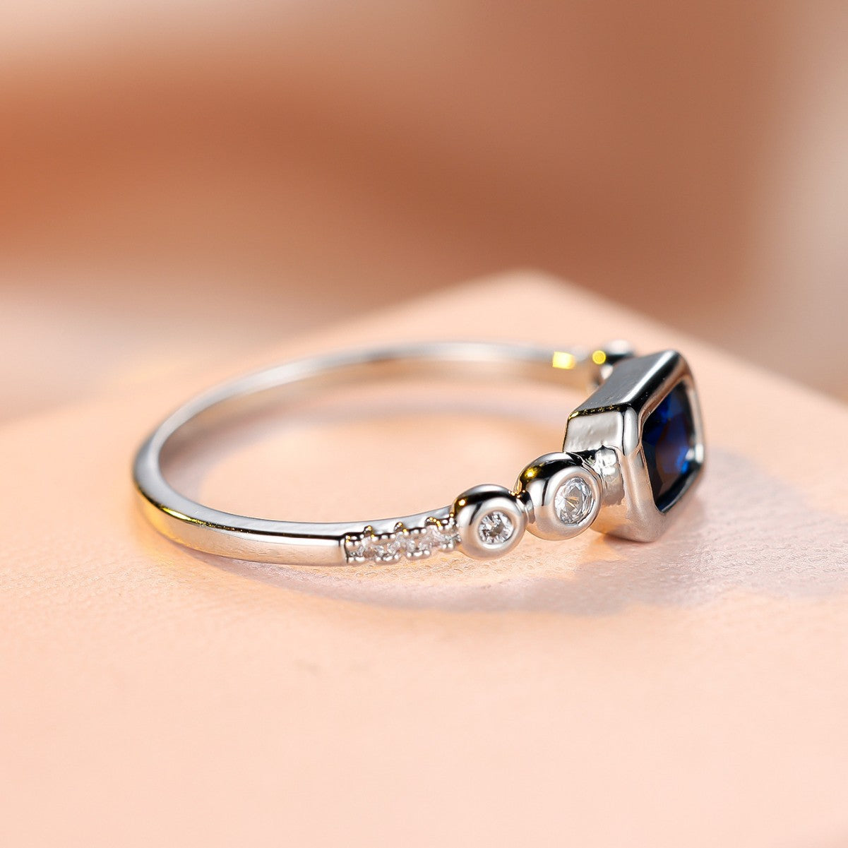 Simple saphir bleu rectangulaire et bague Zircon