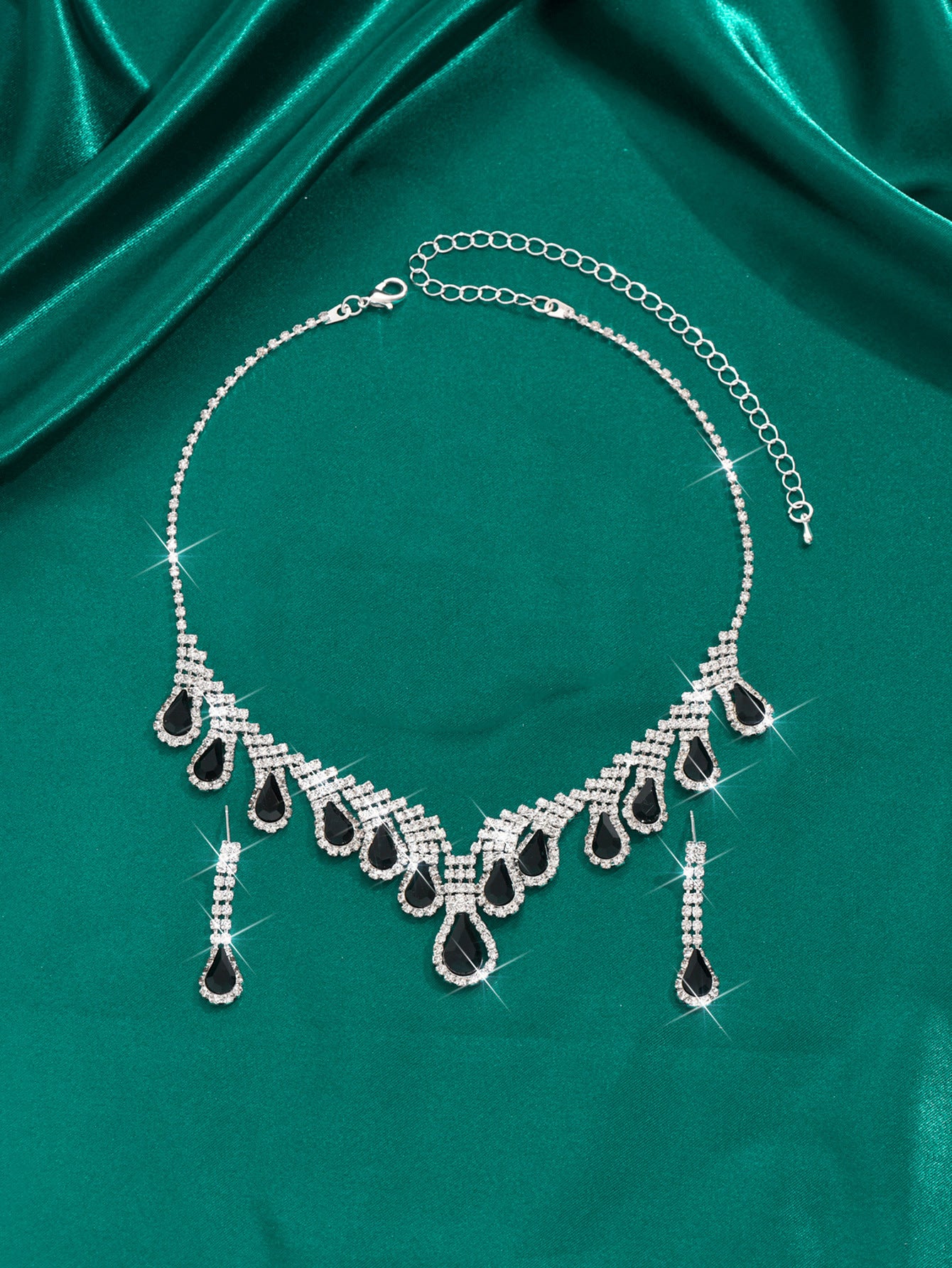 Style Collier de la goutte d'eau de diamant complet