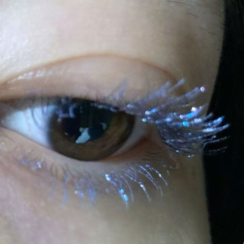 Les larmes vers le bas juste une Mascara bleue
