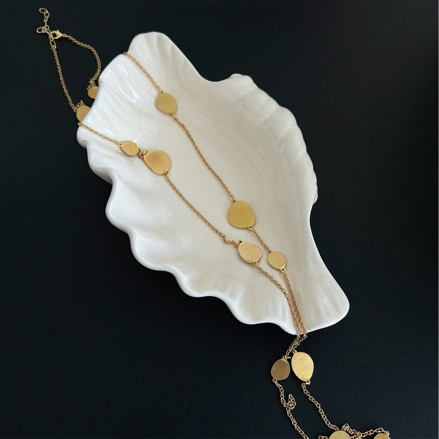 Collier long à dessin métallique plaqué or pour femmes