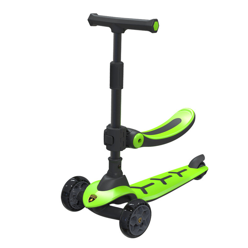 Un scooter que les enfants peuvent s'asseoir ou rouler