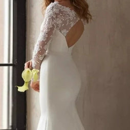 Robe de mariée en dentelle satinée à manches longues