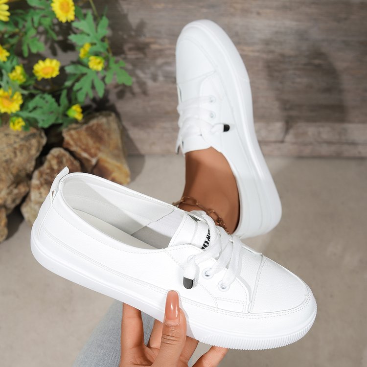 Petites chaussures blanches