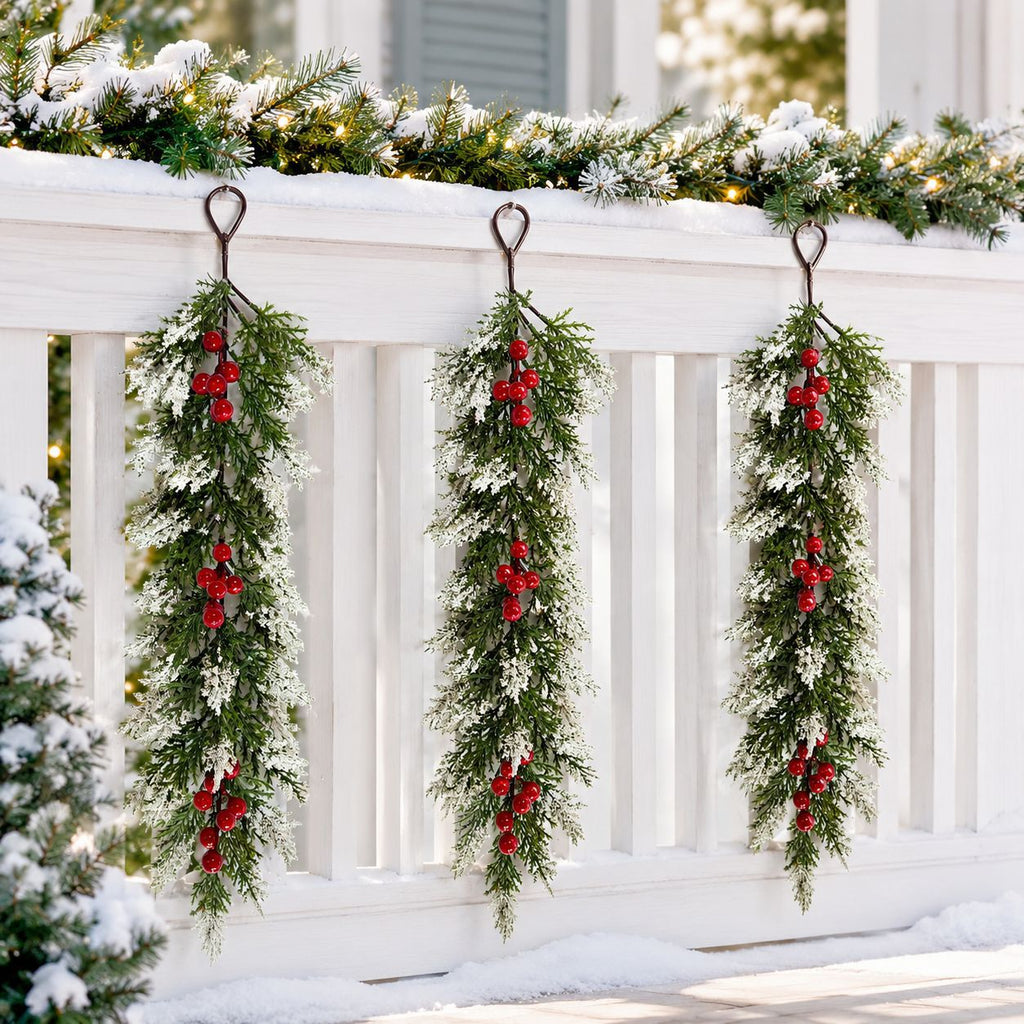 Pine de tour de neige artificielle de Noël avec des vignes de baies rouges